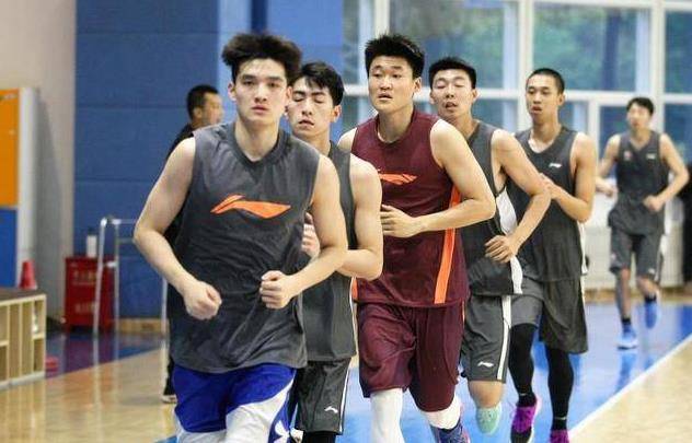 官方年龄他是93年出生,也就是说他已经27岁了,丛明晨,郭旭是一批的