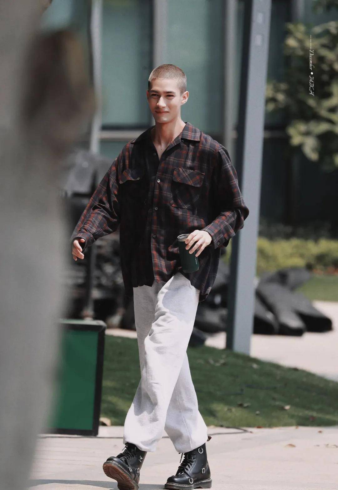 into1的米卡,这个来自夏威夷的男孩穿搭太酷了_衬衫_风格_衣服