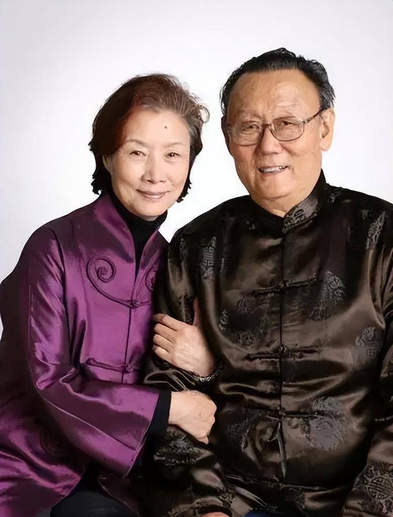 共用一张脸,同是著名演员,奚美娟和吕中却活成了相