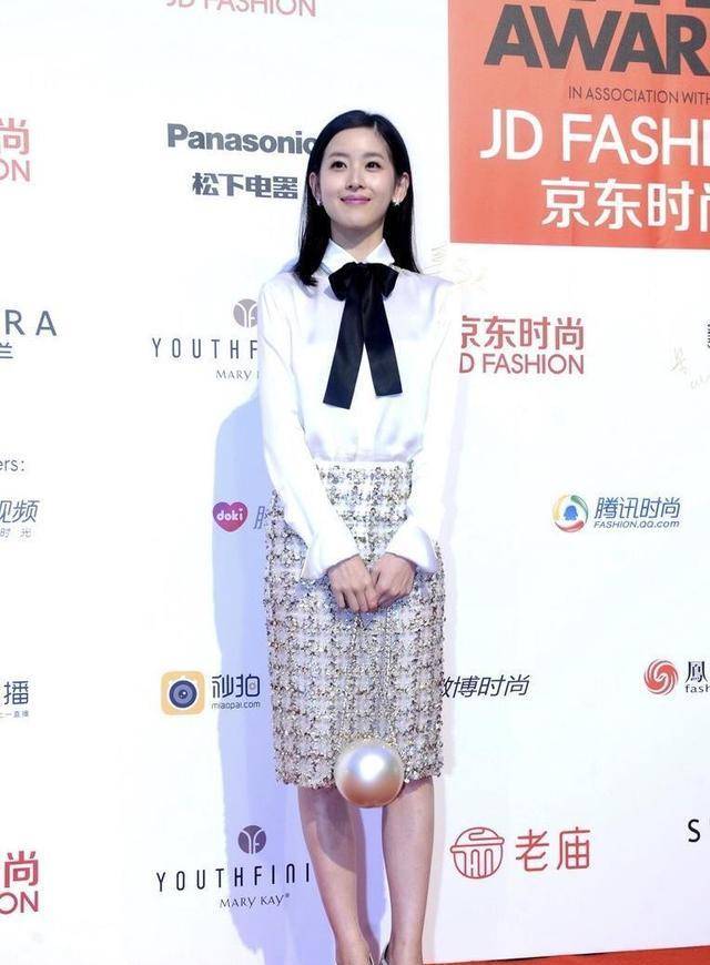 "奶茶妹妹"章泽天哪像阔太,穿白衬衫配包臀裙亮相,更像大学生_感觉