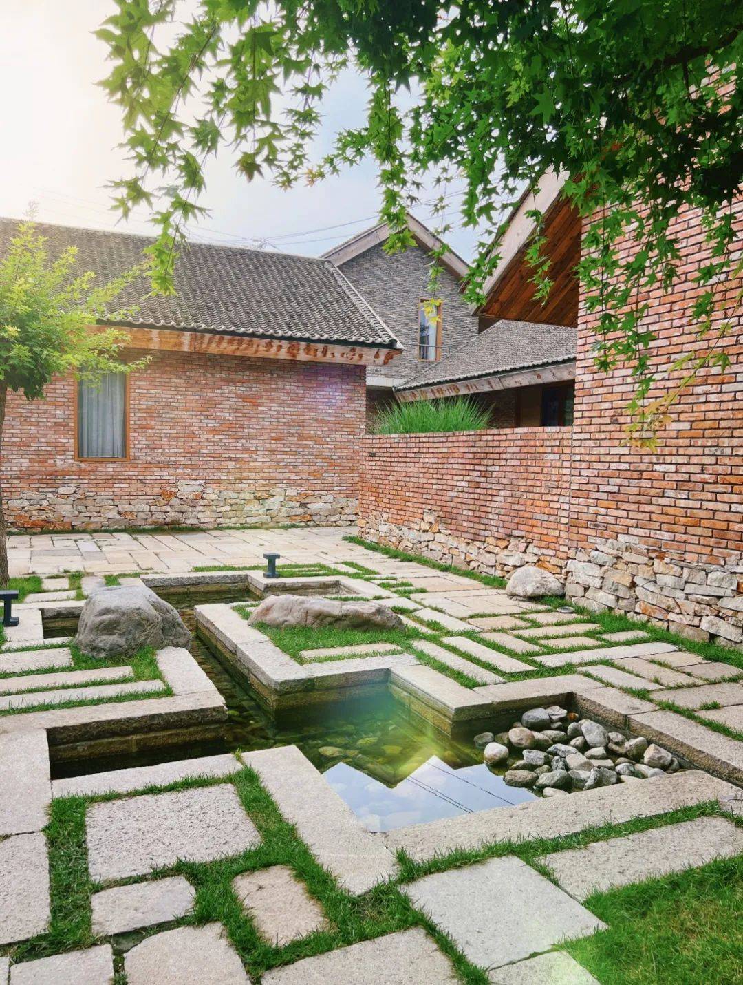 也都在主动吸收通透,敞亮等全新建筑理念,让北沟民宿整体形成了独特有