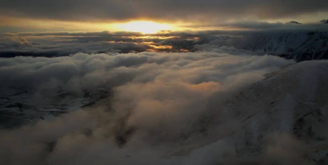 禾木2800米云霄峰|云海之下，是否是张嘉佳笔下的“云边镇”