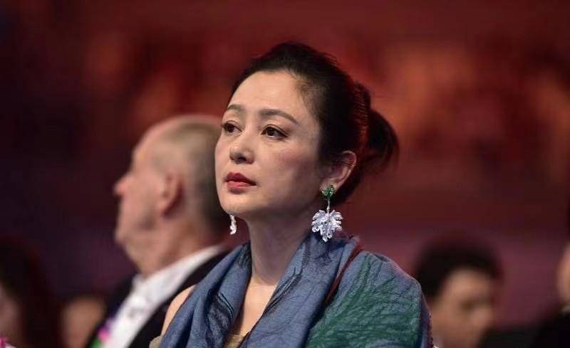 陈红脸终于垮了!但满脸皱纹还这么漂亮,岁月沉淀下来气质更好!