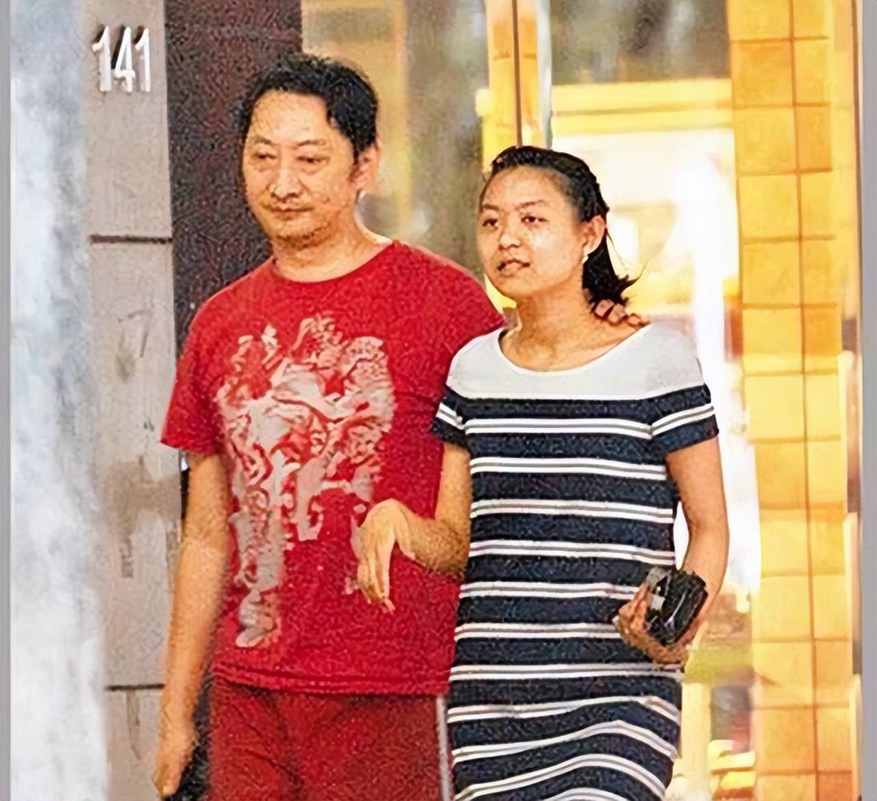 虽然他和妻子都不年轻,不过这次怀孕是自然受孕,为了调理身体,妻子吃