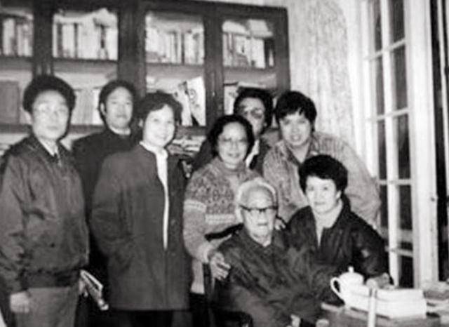 1974年,62岁蒋梅英被26岁民警调戏,9年后惨死家中!_周君武_生活_因为