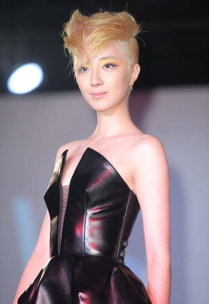 桂纶镁真是敢穿,一袭皮质抹身材裙又瘦又高,真抢镜_领口_设计的_裙子