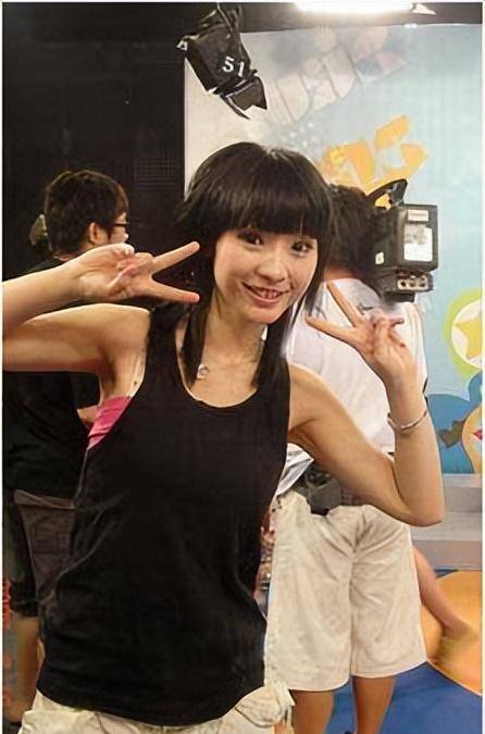 "性感女神"柳岩:被跑男团孤立,因伴娘门身败名裂,6年后出恶气_包贝尔