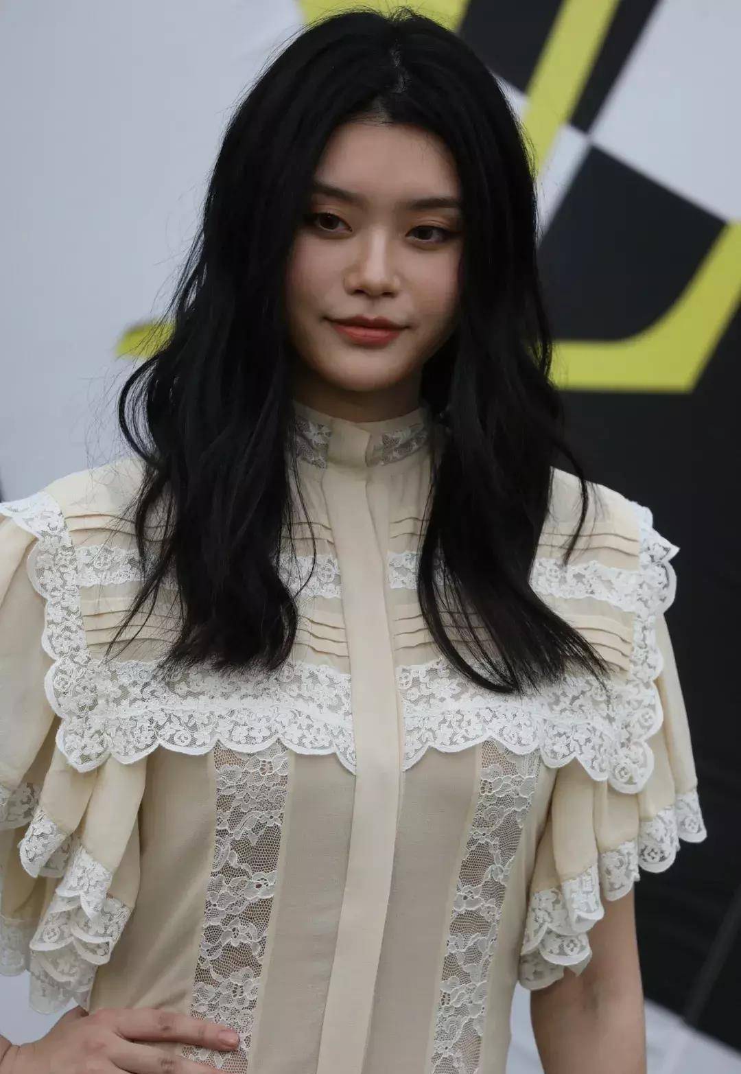 奚梦瑶复工,还是模特feel?她和何猷君又要上节目,要公开夫妻秘密?