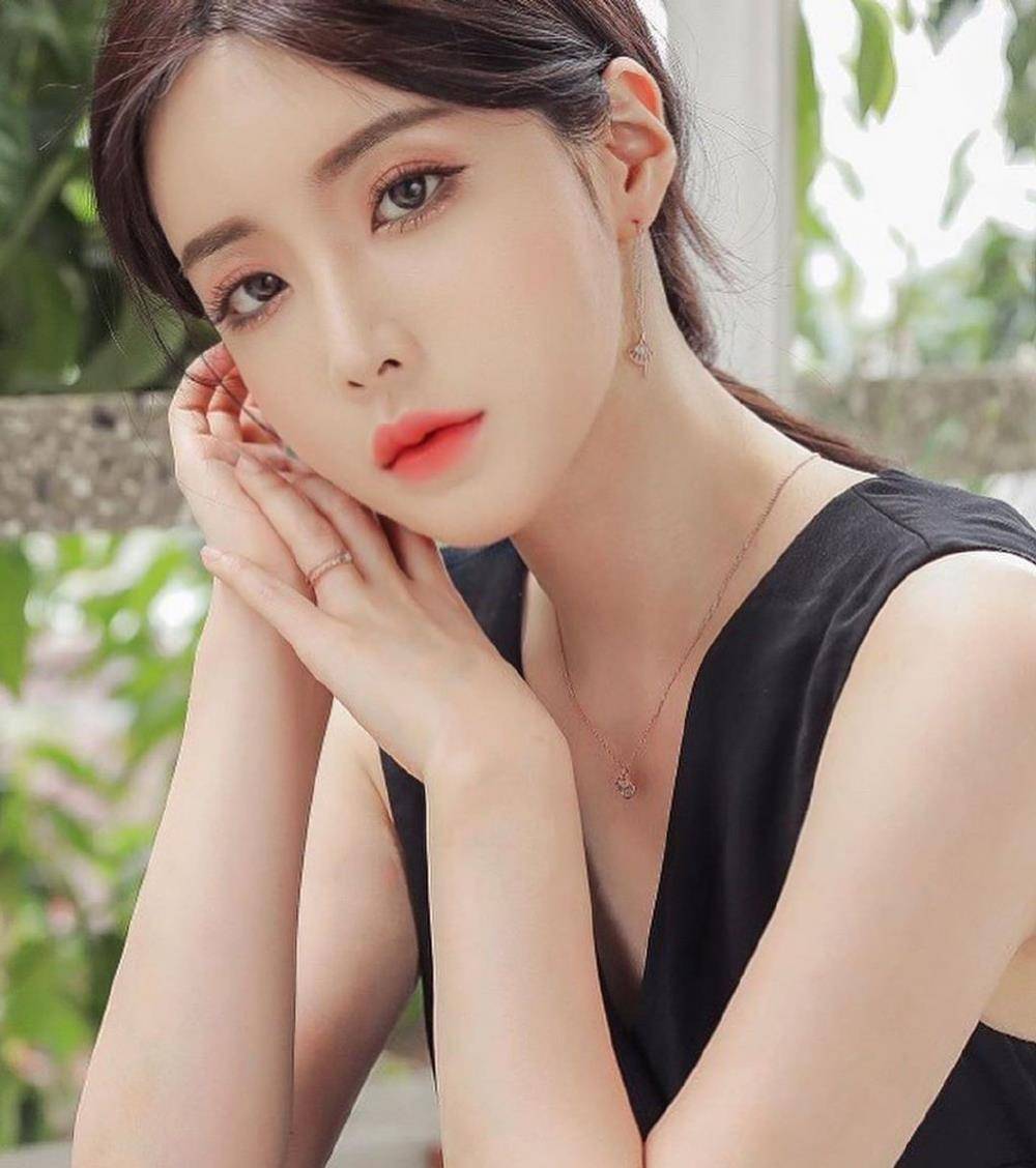 靓靓聊第35期:高贵庄严气质的美女_一个人_生活_环境