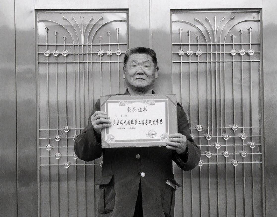 老农模仿《咏鹅》作了首《咏鸡》,全诗18个字,拿到国家大奖_危勇