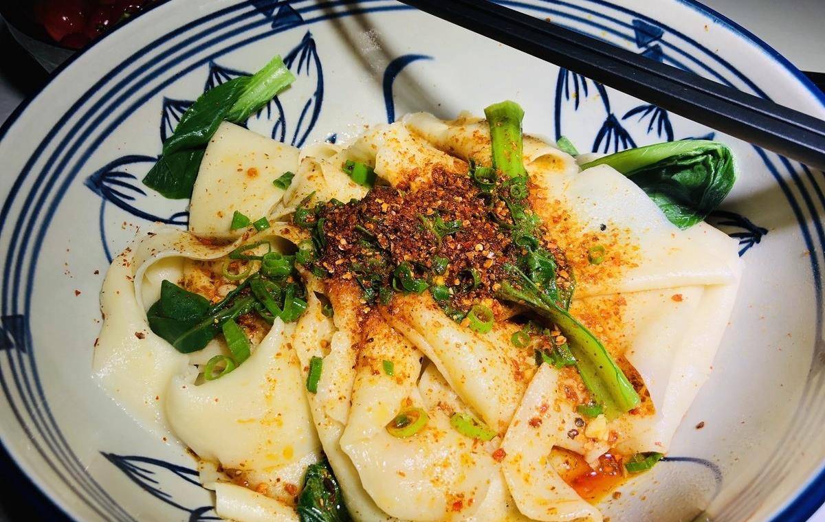 懒人版油泼裤带面,酸辣劲道,超级美味,自己做的比外边买的好吃_酱汁