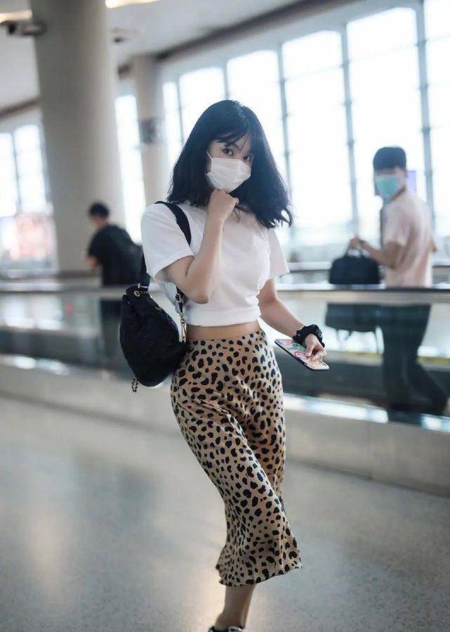 32岁李菲儿现身机场,白t配豹纹长裙优雅时尚,"柯基臀"太亮眼_身材
