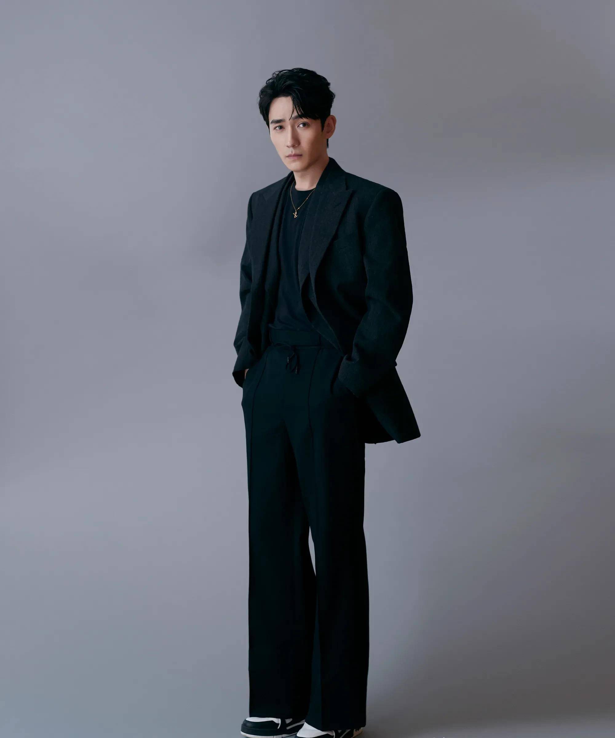 三十位国内男明星全黑系西装大赏～帅气又迷人,爱了爱了!