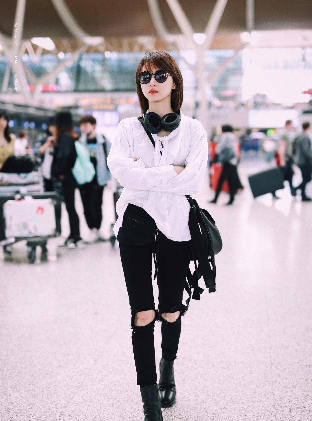 一条破洞牛仔裤真的就可以走天下了,紧身的款式可以搭配任何衣服.