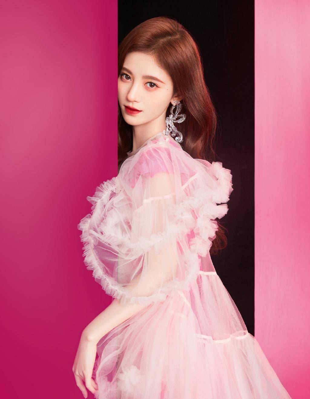 鞠婧祎真是绝了,明明都是没有刘海造型,风格差距却这么大?