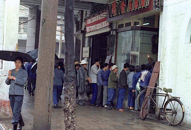 “广州”广州70年代街头老照片，洋汽车在马路上有些孤独