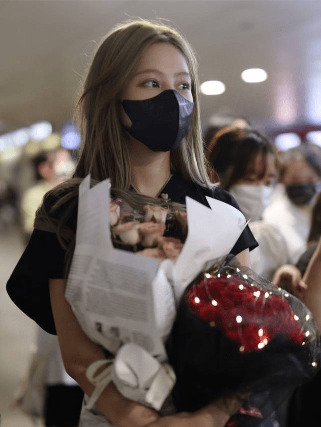 袁一琦结束SNH48年度青春盛典 手捧鲜花人气旺-搜狐大视野-搜狐新闻