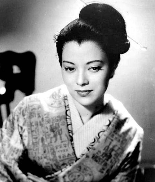 “日本人”她是著名歌星，背叛祖国欺骗人民，枪决前爆出一秘密，被无罪释放