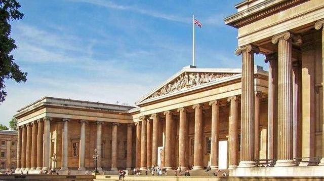 “陵墓”大英博物馆有个破狮子，来自摩索拉斯陵墓，该墓是七大奇迹之一