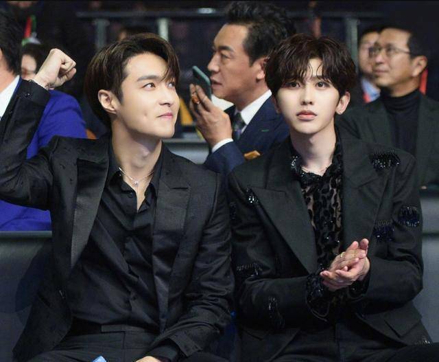 张艺兴蔡徐坤师徒同框,看两人对视时的眼神,真实关系一目了然_活动