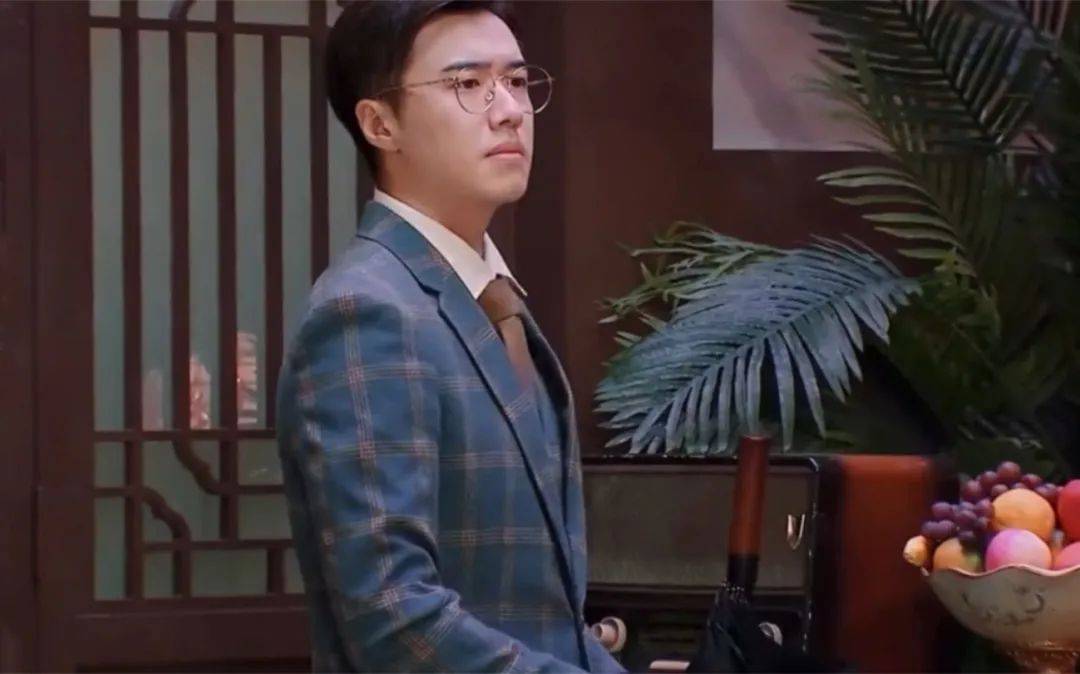 他也会笑场张哲华一开始也不能完全沉浸龙傲天这个角色演员更有信念感