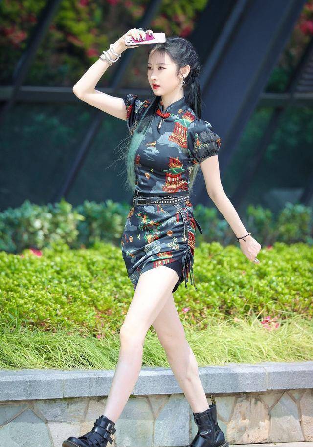 张艺凡追求美却不舍得破费,穿75块的旗袍出镜,效果显瘦又显腿长_黑色