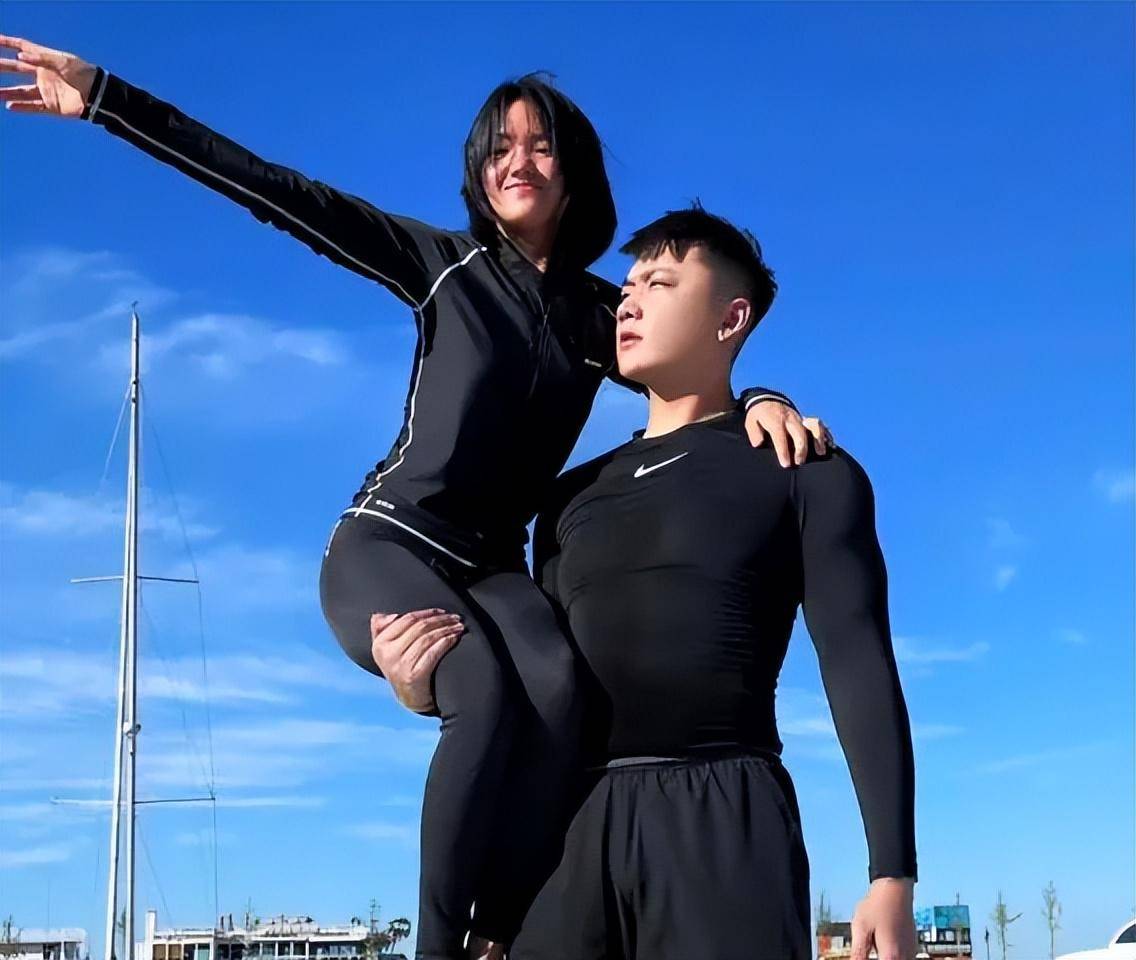 崔晋单手托李勒优,感慨兄妹俩是互相救赎,uu亲爸出来时间引热议_晋妈