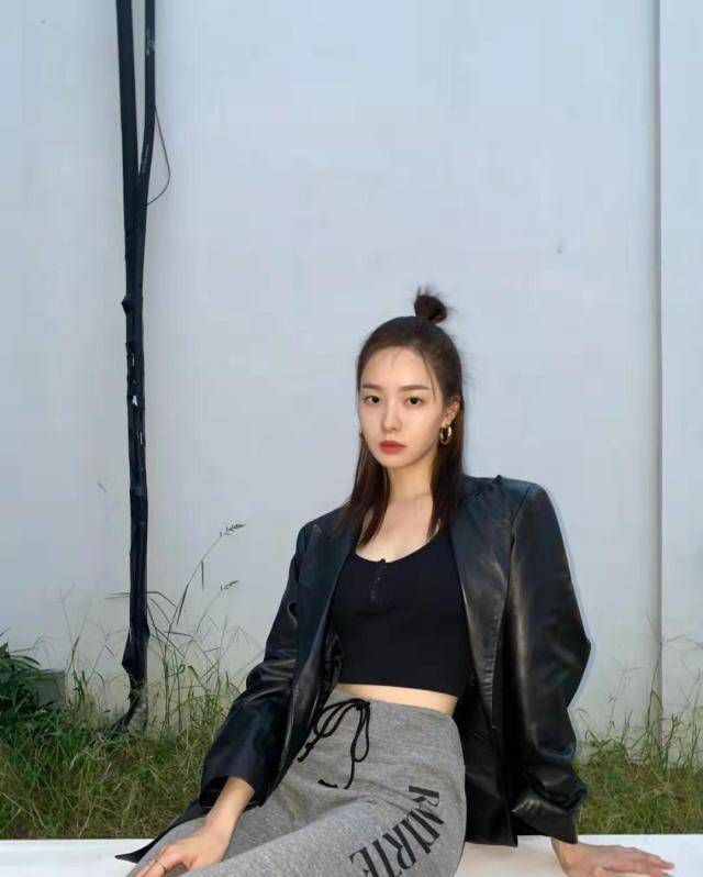 皮衣的外套向我们展现出了一个酷潮女孩的形象,加之她一米七六的身高