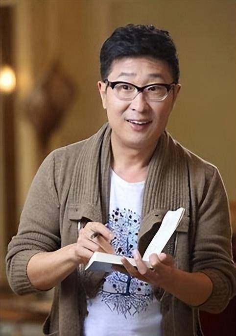 林永健在《装修》中饰演的一位"男扮女装"的中年妇女角色,一炮而红,一