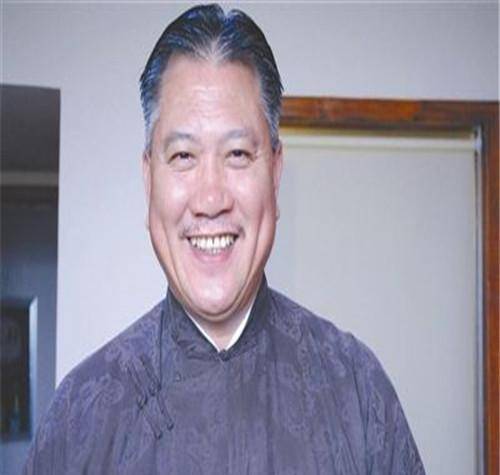 如今的万梓良与当年"大哥"的形象截然相反,变得非常落魄,相传万梓良
