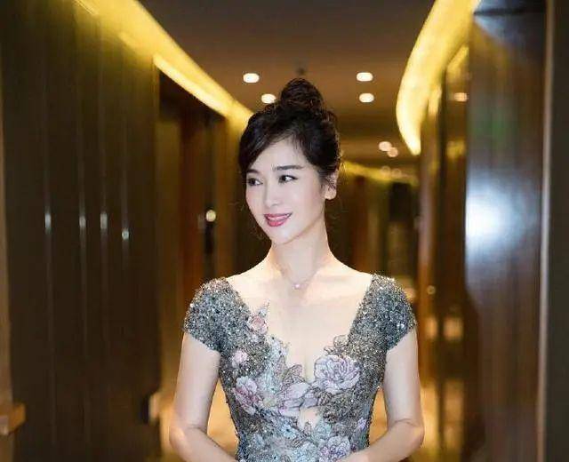 左小青嫁给大20岁老公,两人更像一对父女,原来对方大有来头!