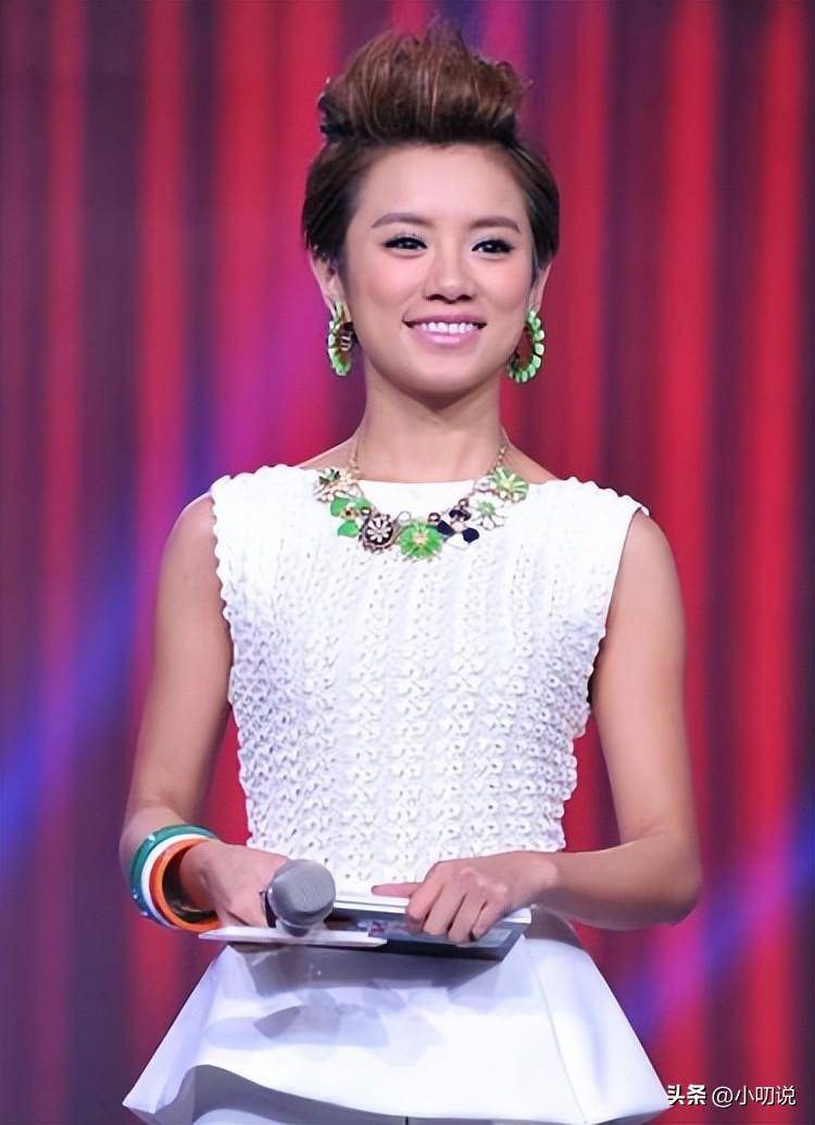 朱丹徒弟伊一:搭档是华少,主持穿深v,上跑男被孤立,33岁未婚_伊伊