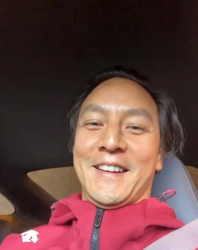 吴彦祖人到中年变沧桑?胡子拉碴还有双下巴,昔日男神如今要闹哪样?