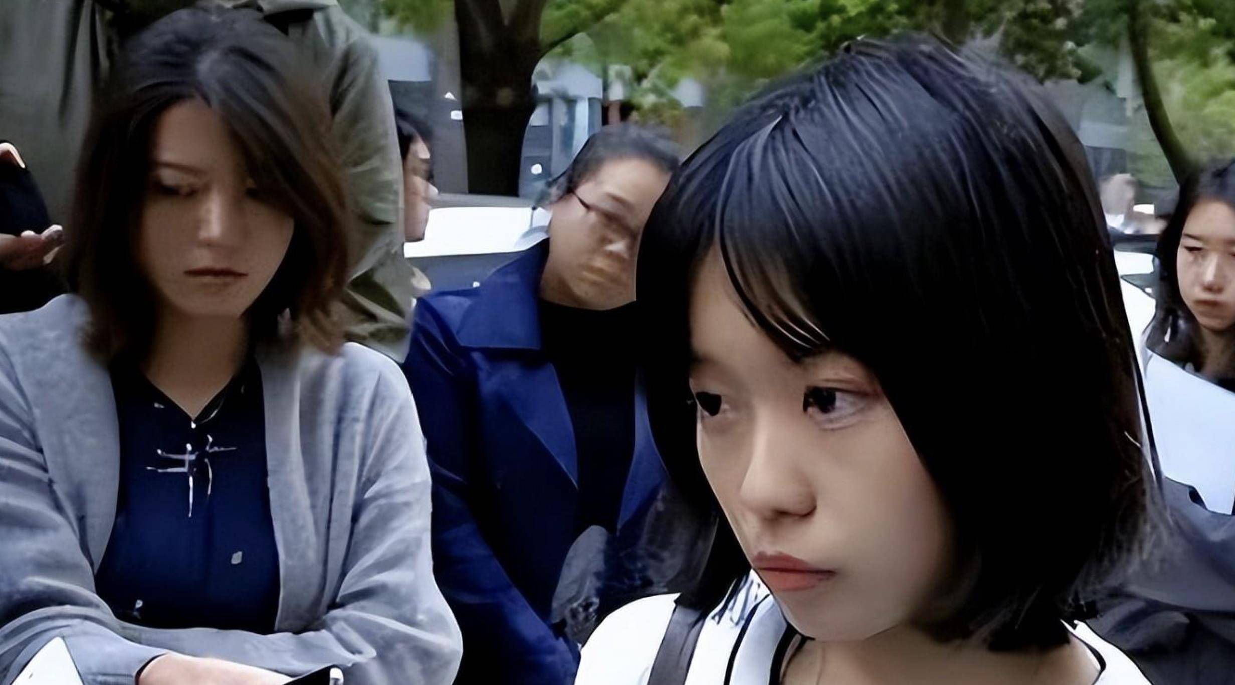 后来湖北卫视邀请他担任春晚的主持人,可是弦子的支持者在得知消息后