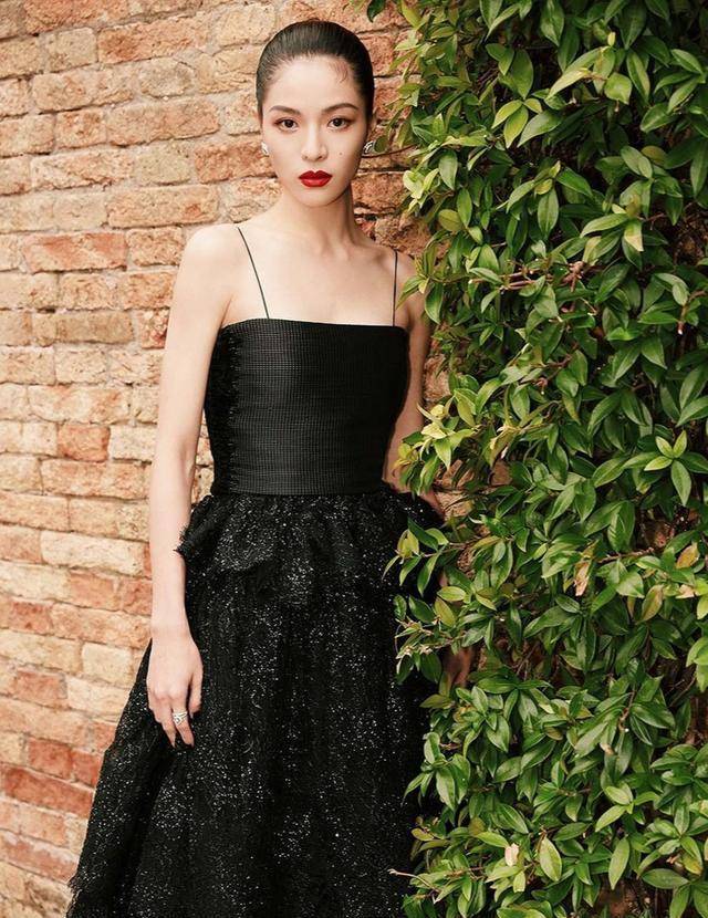 钟楚曦白色波点吊带连衣裙,曲线完美展现来,吊带设计更加减龄_衣服