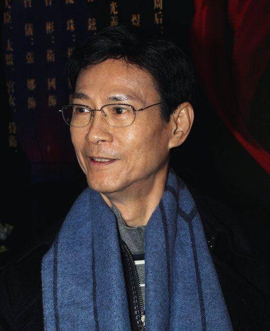 郑少秋穿"英伦范风衣"真别致,戴蓝色围巾内敛高贵,老了更时髦_气质