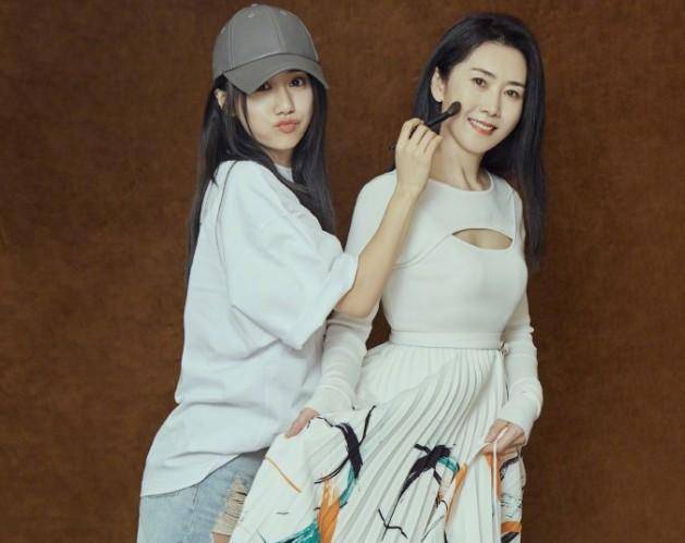 又一"不老女神"上综艺,刘芸50后妈妈颜值太高,二人形同姐妹_母亲_女儿