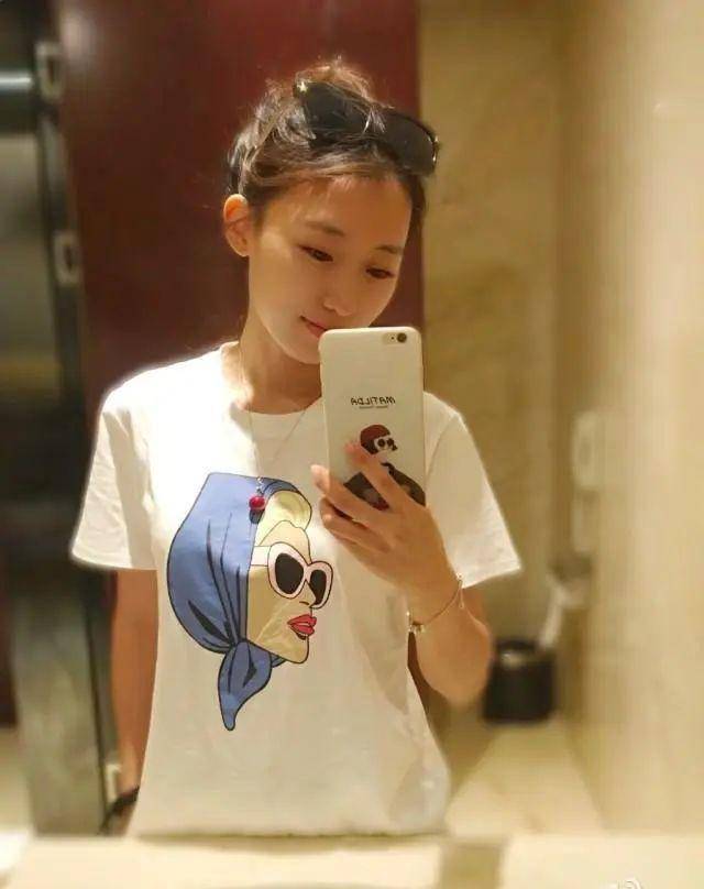 曝毕莹再出轨,与毕莹住套房让她掌控财务_洪欣_网友_媒体