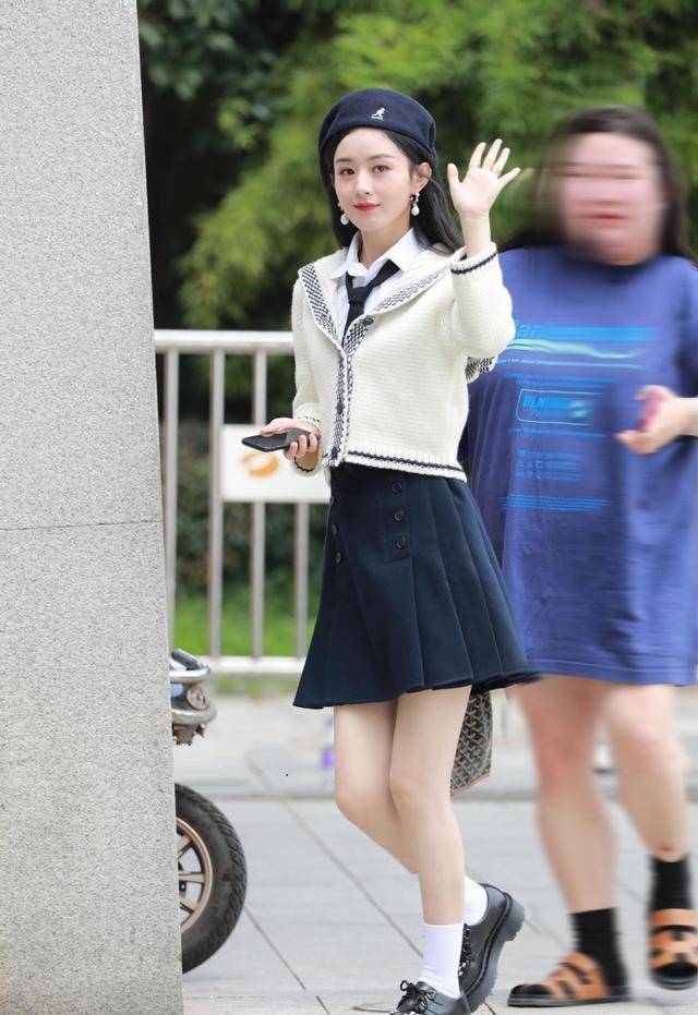 赵丽颖快本最新路透造型,穿百褶裙秀长腿,这模样不演学姐可惜了_风格