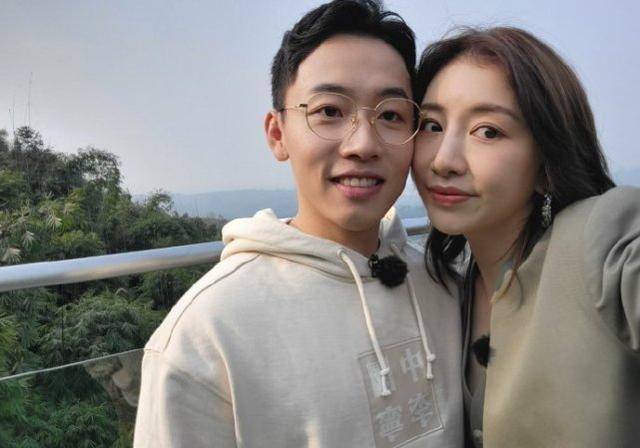 周捷为老公庆生,邹凯边工作边陪月子期老婆视频聊天,好暖心_女儿_儿女