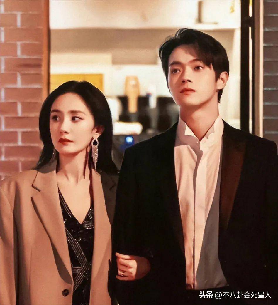 知名男星恋情疑曝光,两人街边甜蜜拥抱,女方外表神似赵丽颖_赵青_媒体