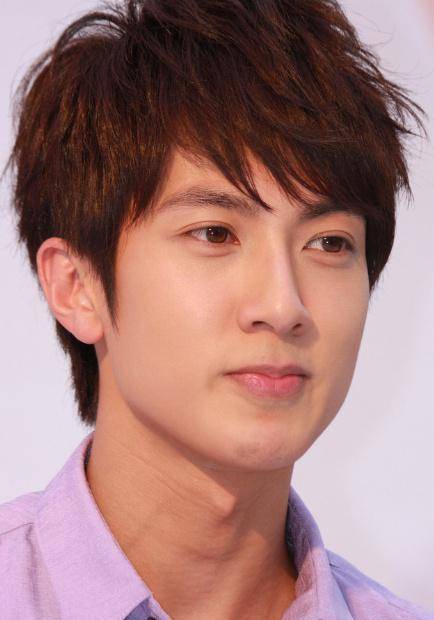 吴尊72岁父亲被称"冻龄男神",妈妈年轻时才是真女神,太仙了!