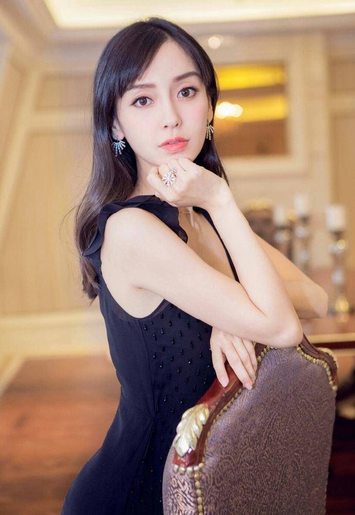 杨颖确实是没有现在那么的好看了,虽然不是什么的人气很高的明星,但是