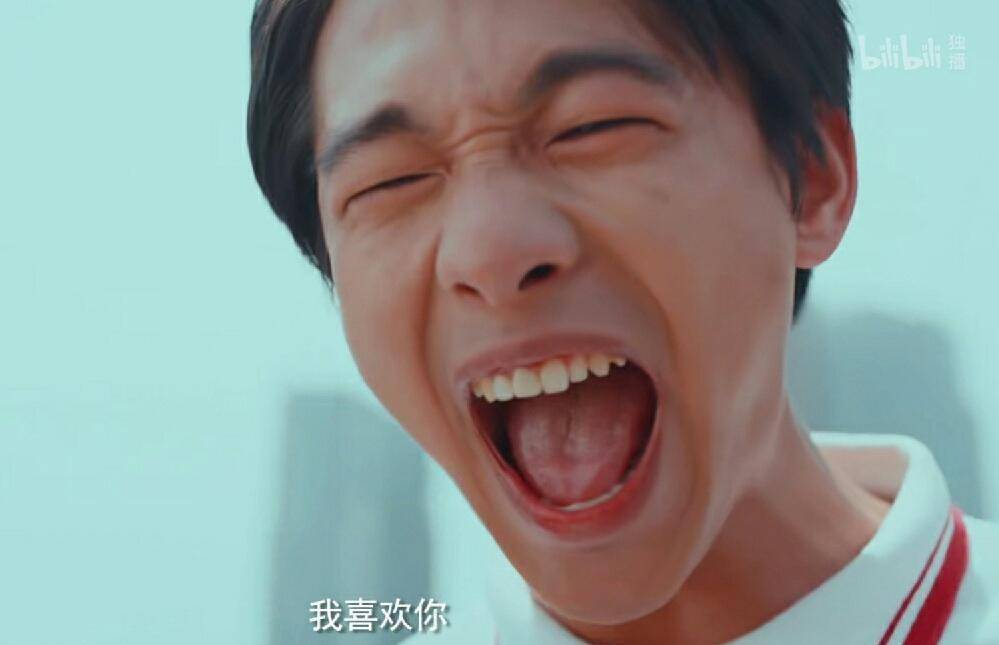 然而由张宥浩饰演的"咪咪"丁荣亮却在学校天台上大喊同班同学陈圆圆的