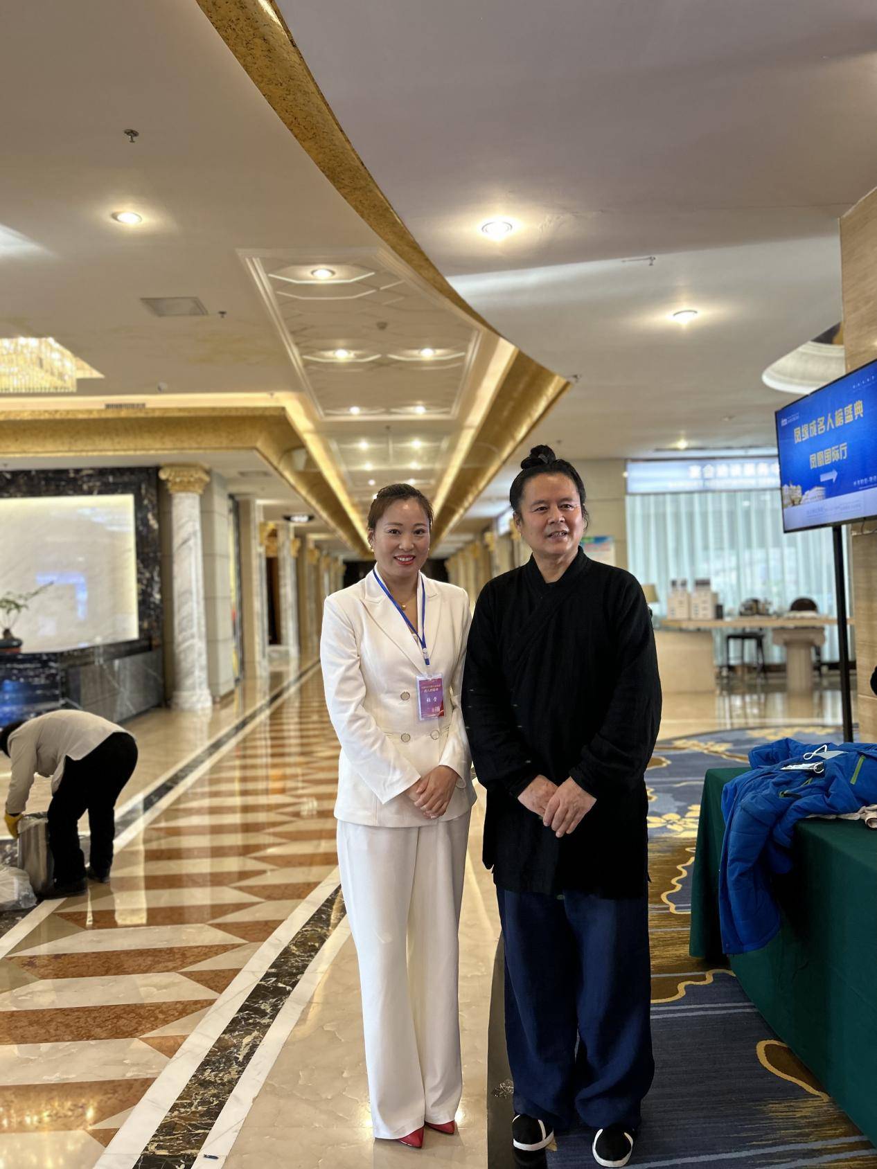 奇门遁甲,姓名,及阳宅风水,符咒和化解法术,也拜于民间师父,学习癔病