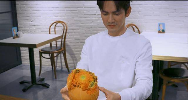 钟汉良:一边喝咖啡看杂志,一边亲手制作创意爱心型南瓜灯万圣节_卫衣