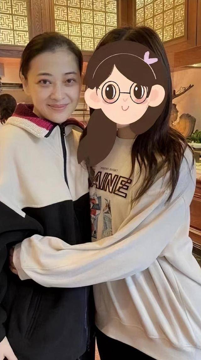 梅婷近况曝光,在片场大口吃饭,脸部状态引热议_时候_网友_穿着