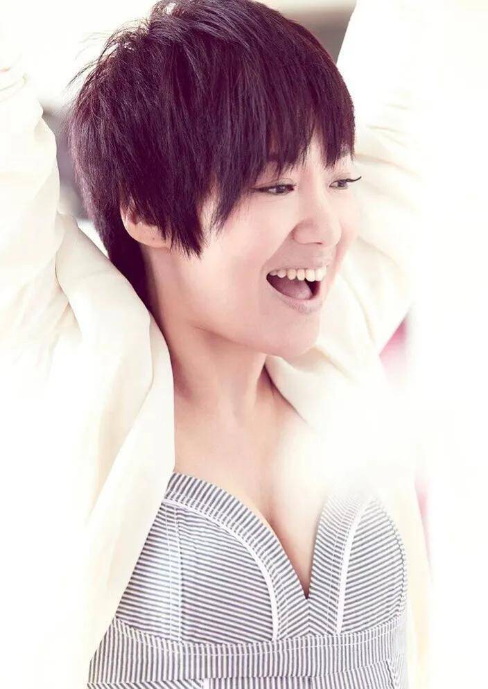 46岁的周艳泓着清凉,街边演唱,引来路人围观_视频_直播_长相