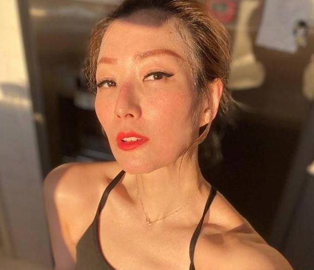 脖子上加上了一条细颈链,以改进总体精美感.