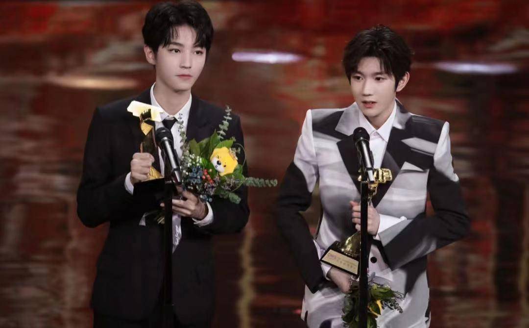 凯源是结婚了吗""唯有祝福 份子钱已经准备好了""私下里叫圆圆 十年了